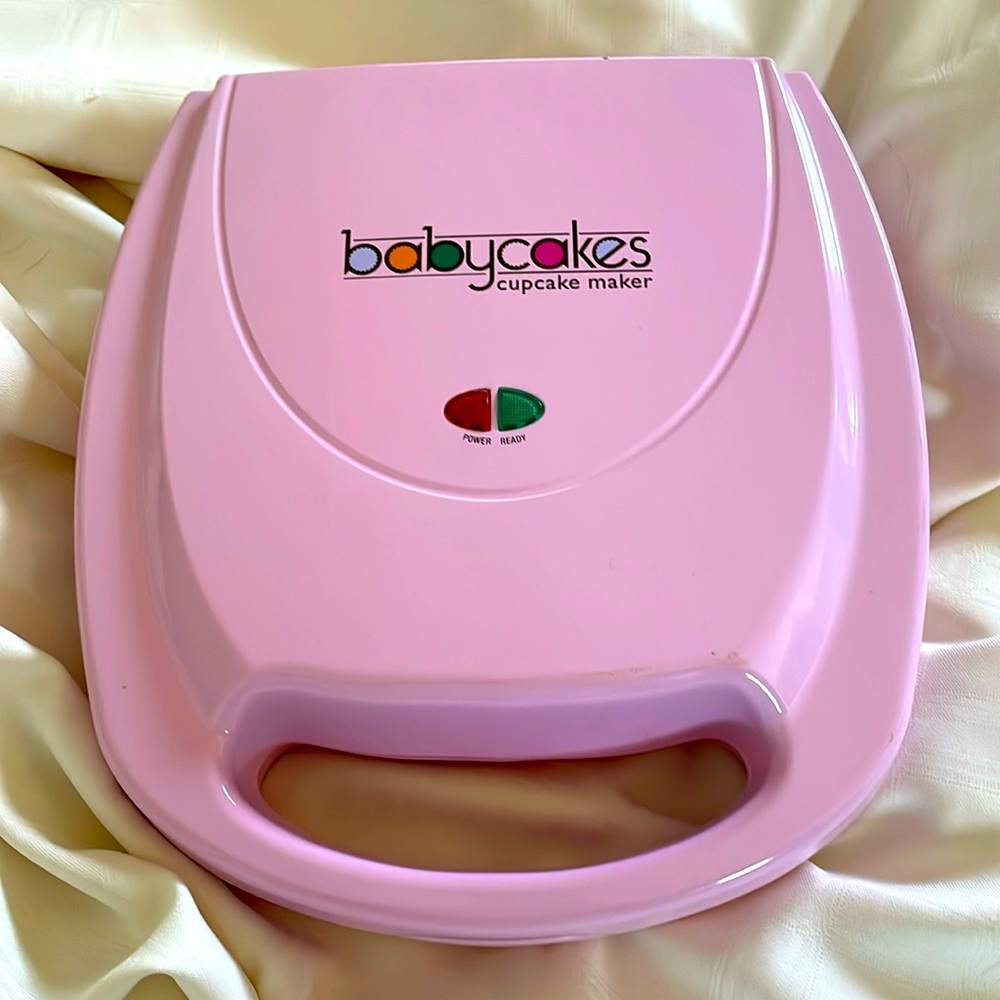 Babycakes Cupcake Maker - makes eight cupcakes.   new, never used but no box